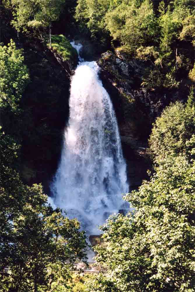 Noruega 054 - catarata - 2001.jpg